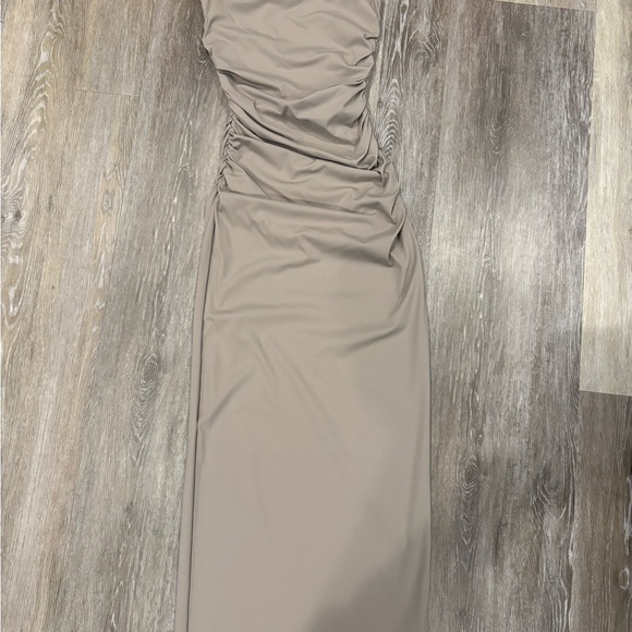 PrettyLittleThing Strapless Taupe Neutral Minimalist Midi Dress - Picture 3 of 4
